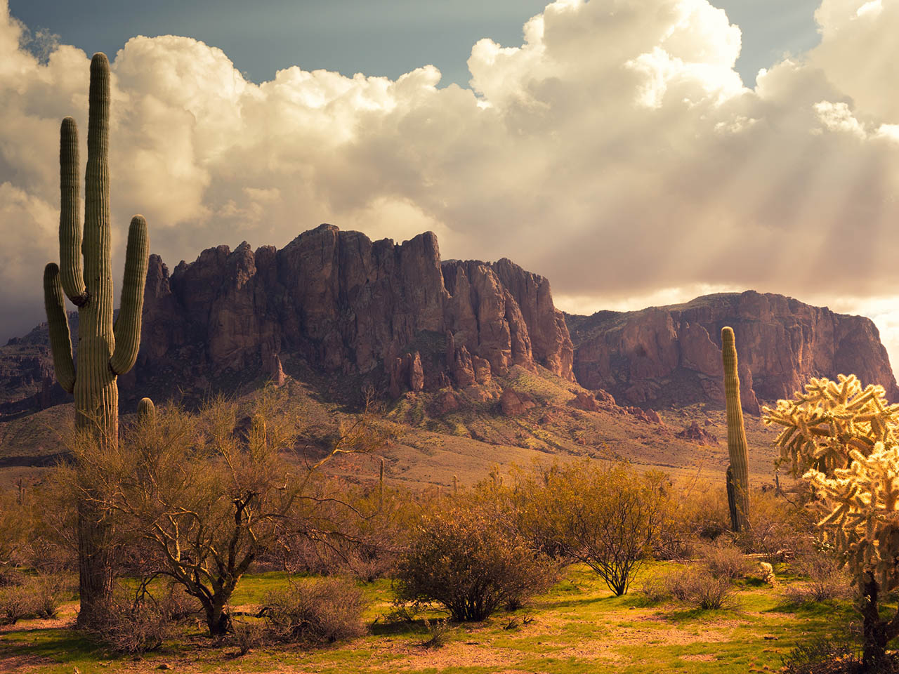 Arizona desert landscape and mountain views near Eagle View RV Resort